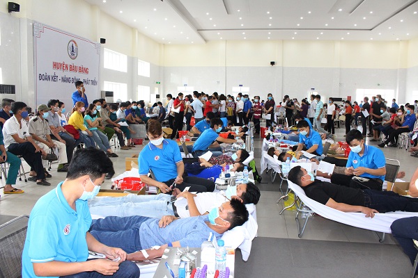 Đông đảo các tình nguyện viên, cán bộ, công chức, viên chức, lực lượng vũ trang huyện, đoàn viên, hội viên và nhân dân toàn huyện tham gia hiến máu tình nguyện.