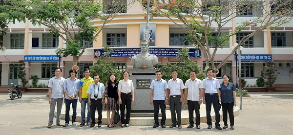 Đoàn công tác của huyện Bàu Bàng chụp hình lưu niệm cùng Ban Giám hiệu trường THCS Trừ Văn Thố, thị xã Cây Lậy, tỉnh Tiền Giang