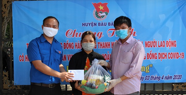 Lãnh đạo Huyện đoàn Bàu Bàng trao quà cho công nhân lao động