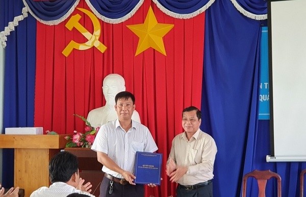 Ông Nguyễn Văn Thương - Phó Chủ tịch UBND huyện trao Quyết định bổ nhiệm cho ông Nguyễn Thanh Phong.