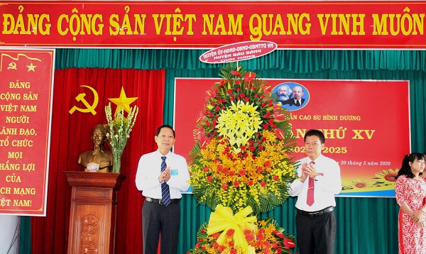 Ông Lưu Văn Long - phó chủ tịch HĐND huyện thay mặt Huyện ủy - HĐND - UBND - Uỷ ban MTTQ VN huyện trao lẵng hoa chúc mừng Đại hội