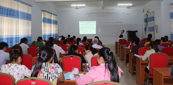 Bác sỹ Mai Thị Kim Dung – Phó Giám đốc Trung tâm Y tế huyện Bàu Bàng tập huấn triển khai chiến dịch bổ sung vitamin A liều cao dự án cải thiện tình trạng dinh dưỡng trẻ em năm 2020.