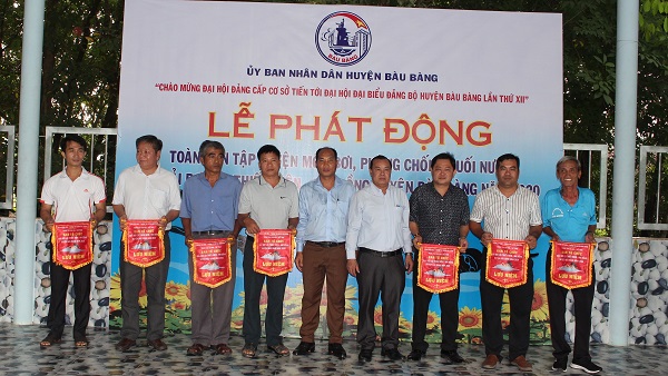 Ban Tổ chức trao cờ lưu niệm cho các đơn vị tham gia giải bơi lội huyện Bàu Bàng năm 2020