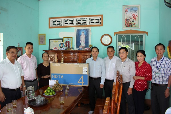 Lãnh đạo huyện Bàu Bàng trao 01 ti vi và 01 bộ bàn ghế cho bà Nguyễn Thị Trinh (vợ liệt sỹ) tại ấp 5 xã Hưng Hòa.