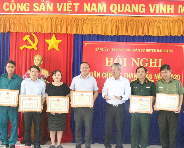 Ông Lê Khắc Tri - Chủ tịch UBND huyện trao thưởng cho các tập thể, cá nhân.