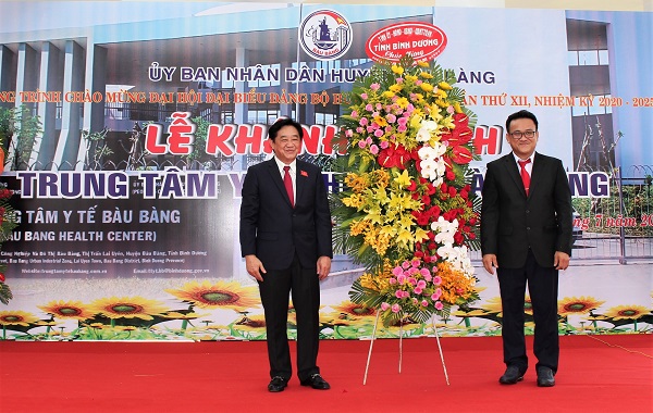 Ông Nguyễn Hoàng Thao - Phó Bí thư Thường trực Tỉnh ủy Bình Dương trao lẵng hoa chúc mừngcho đại diện Trung tâm y tế huyện Bàu Bàng.