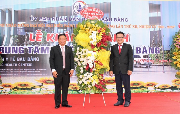 Ông Nguyễn Thanh Khiêm - Bí thư Huyện ủy Bàu Bàng trao lẵng hoa chúc mừng cho đại diện Trung tâm y tế huyện Bàu Bàng.