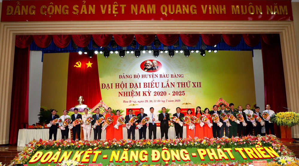 Đoàn đại biểu dự Đại hội Đảng bộ tỉnh lần thứ XI ra mắt tại đại hội.