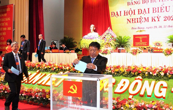 Ông Nguyễn Thanh Khiêm - Bí thư Huyện ủy bỏ phiếu tại đại hội.