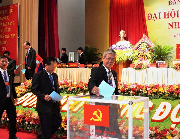 Ông Lê Khắc Tri - Chủ tịch UBND huyện bỏ phiếu tại đại hội.