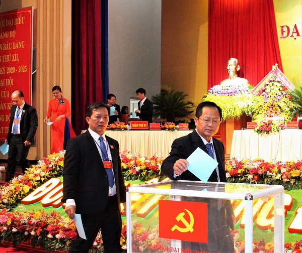 Ông Huỳnh Công Du - Phó Bí thư Thường trực Huyện ủy bỏ phiếu tại đại hội.