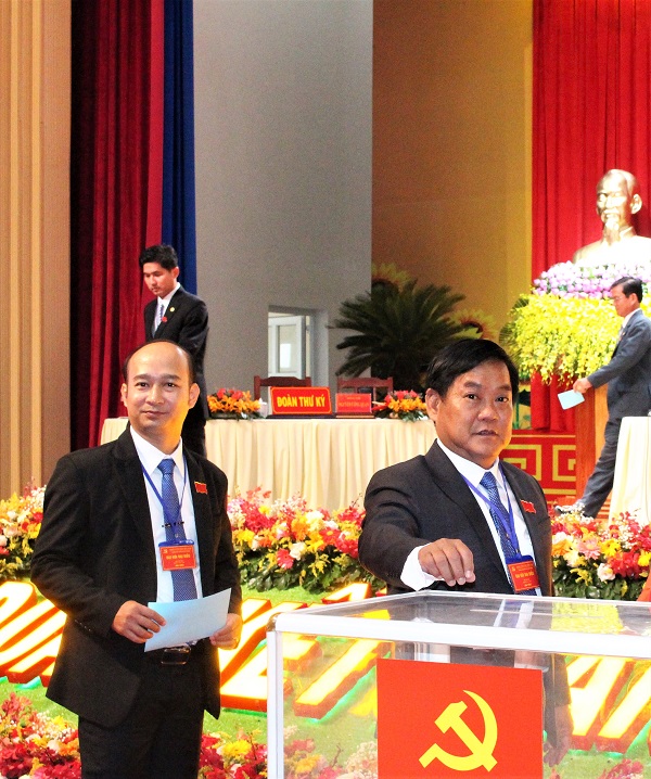 Ông Võ Thành Giàu - Phó Chủ tịch UBND huyện bỏ phiếu tại đại hội.
