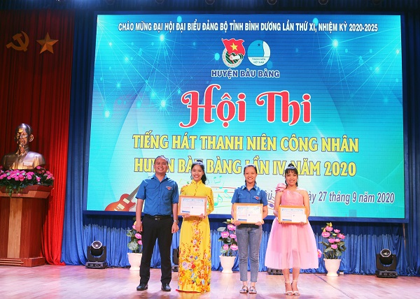 Đồng chí Nguyễn Huỳnh Nguyên Vỹ - Bí thư Huyện Đoàn trao giải cho các thí sinh đoạt giải