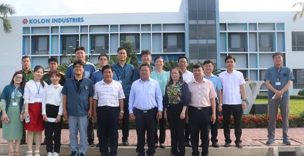 Đoàn lãnh đạo huyên Bàu Bàng chụp hình lưu niệm với Ban giám đốc Công ty TNHH Công nghiệp Kolon.