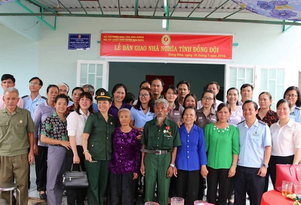 Hội CCB huyện, nhà tài trợ trao căn nhà nghĩa tình đồng đội cho gia đình Cao Xuân Phiên, ấp 5 xã Hưng Hòa.
