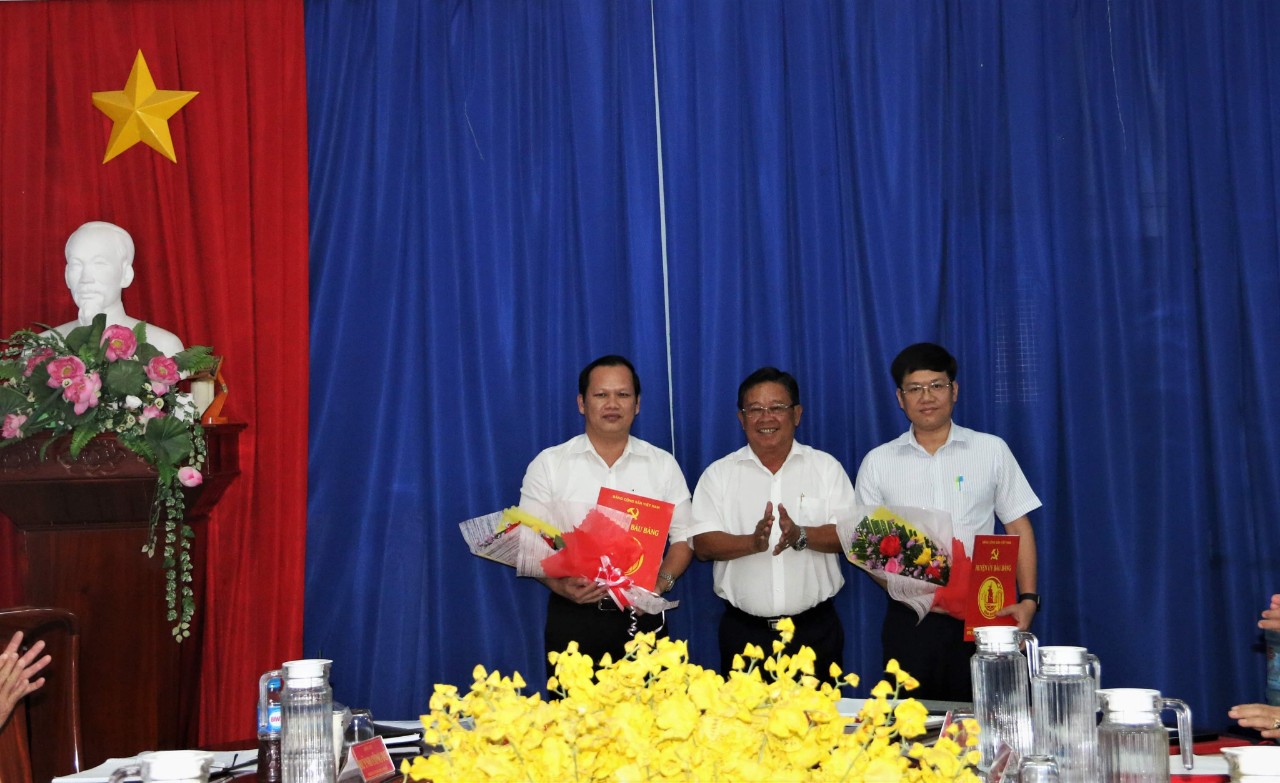 ông Nguyễn Thanh Khiêm - Bí thư Huyện ủy trao quyết định bổ nhiệm và công nhận đối với ông Trần Tuấn Anh và ông Võ Văn Trường.