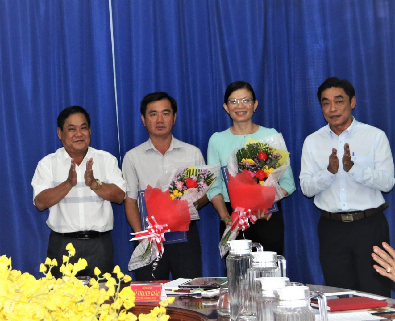 ông Võ Thành Giàu - Chủ tịch UBND và lãnh đạo Phòng Nội vụ huyện đã trao quyết định điều động, bổ nhiệm đối với ông Nguyễn Tấn Nam và bà Đỗ Thị Khôi Nguyên