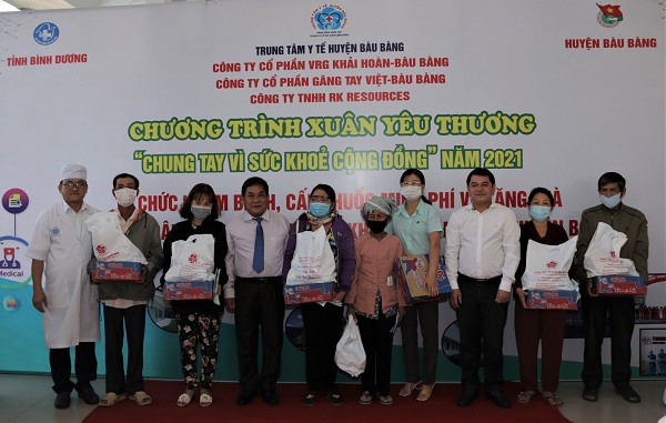 ông Võ Thành Giàu-Chủ tịch UBND huyện trao giấy khen đóng góp về vật chất trong công tác khám bệnh cấp phát thuốc miễn phí cho n.