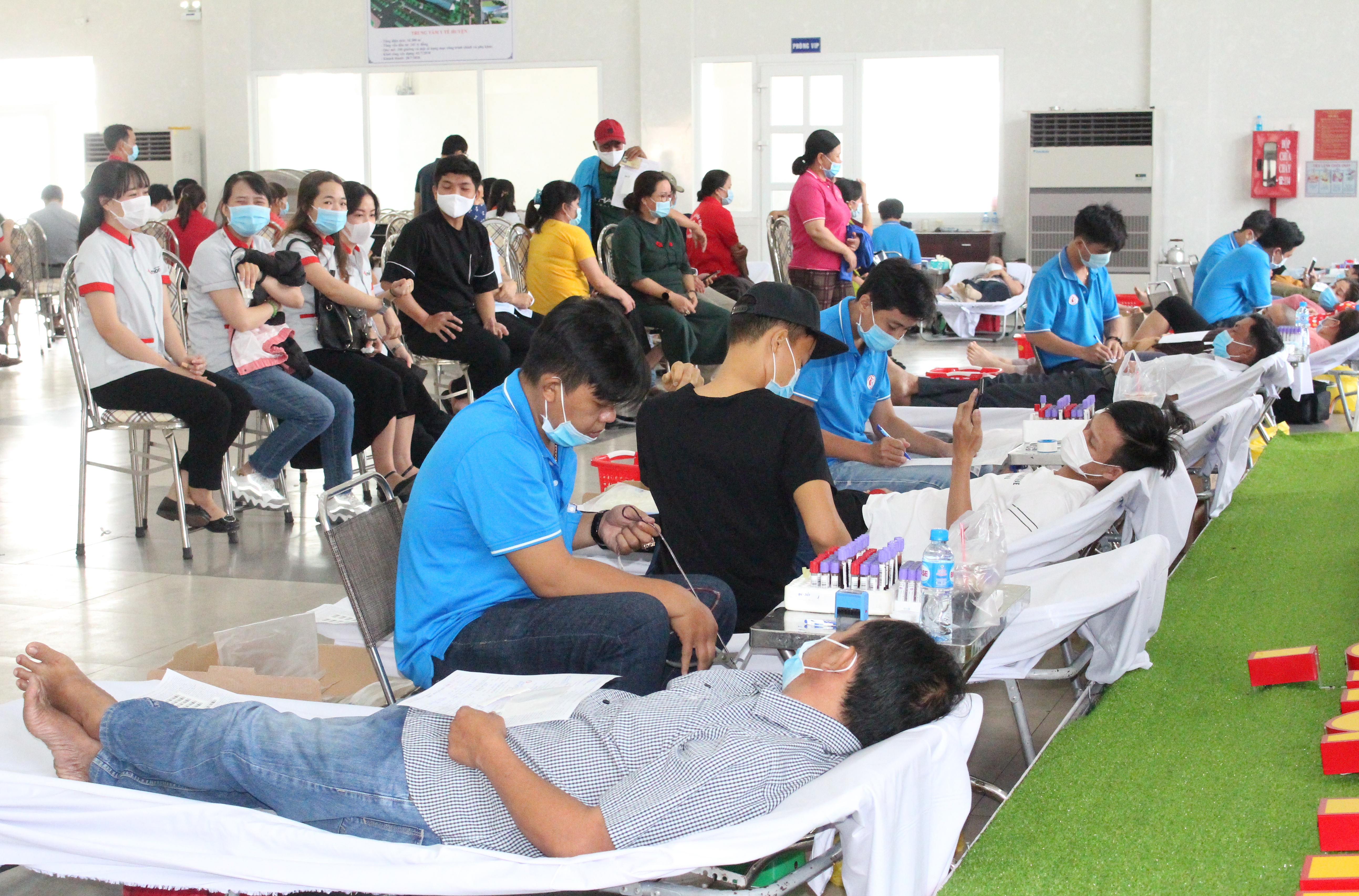 Đông đảo cán bộ, đoàn viên, hội viên, người lao động tham gia hiến máu tình nguyện