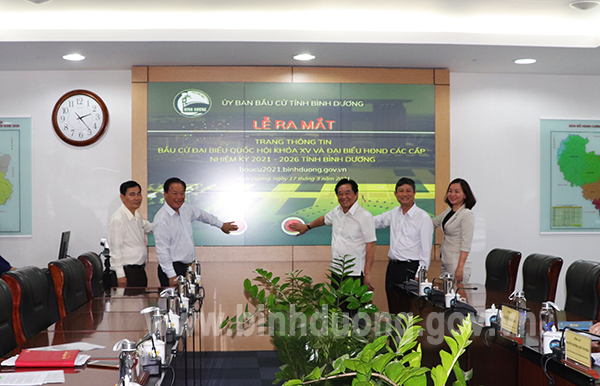 Các đại biểu ấn nút khai trương Trang thông tin bầu cử đại biểu Quốc hội khoá 15 và đại biểu HĐND các cấp nhiệm kỳ 2021 – 2026 tỉnh Bình Dương.