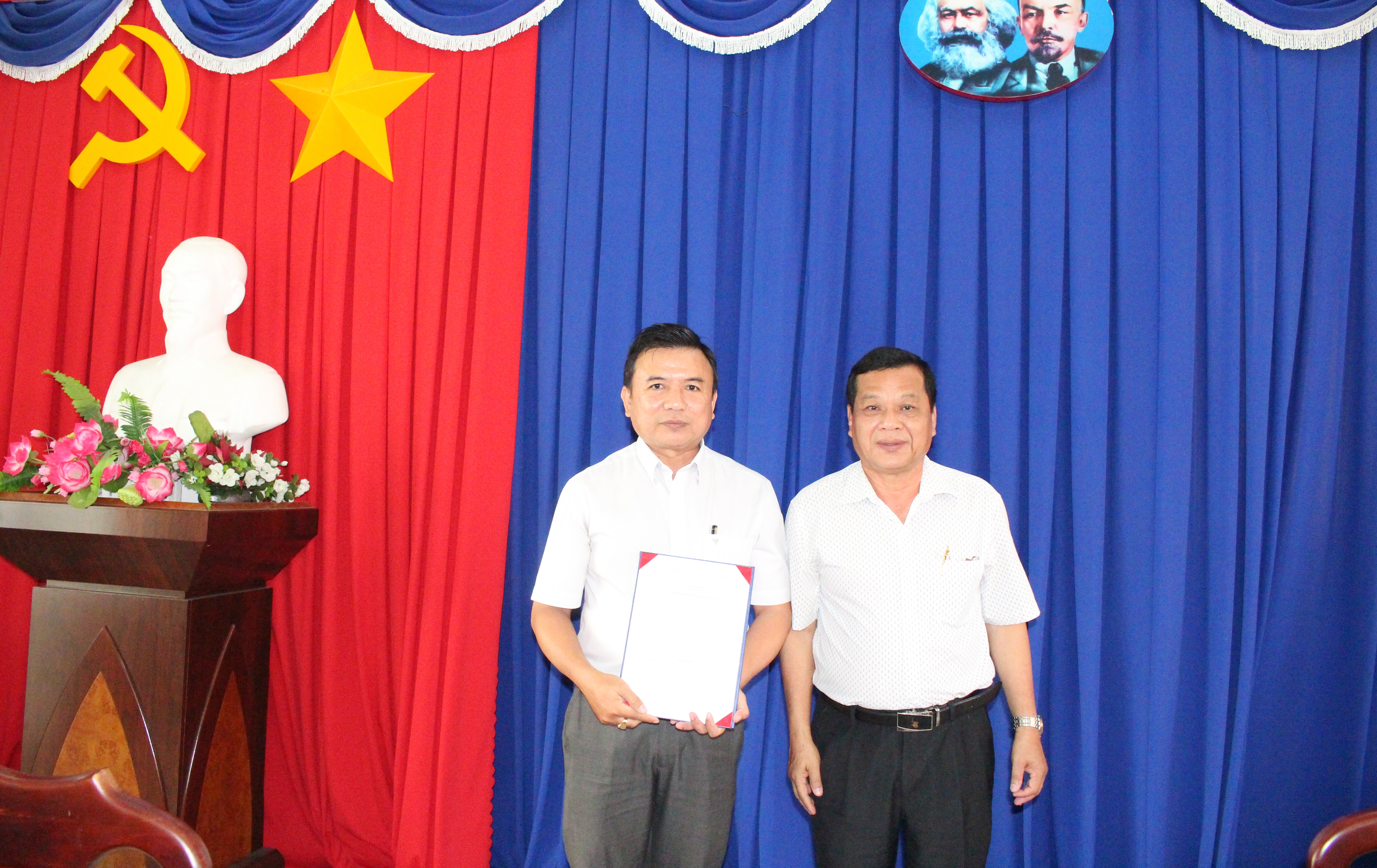 ông Nguyễn Văn Thương - Phó Chủ tịch UBND huyện thay mặt Chủ tịch UBND huyện trao Quyết định bổ nhiệm cho ông Phạm Toàn Thắng.