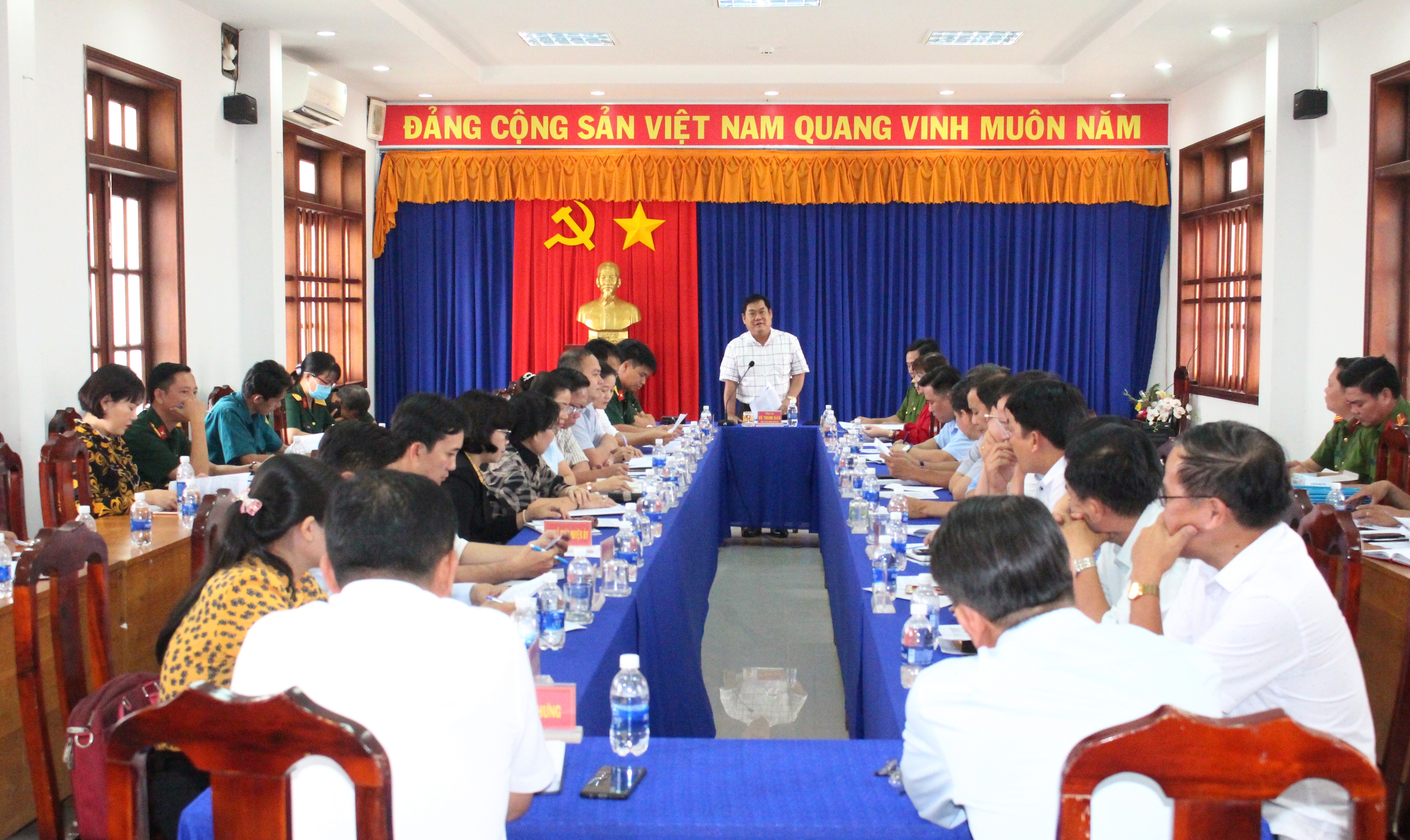 ông Võ Thành Giàu - Chủ tịch UBND huyện, Chủ tịch Hội đồng nghĩa vụ quân sự huyện phát biểu chỉ đạo tại Hội nghị.
