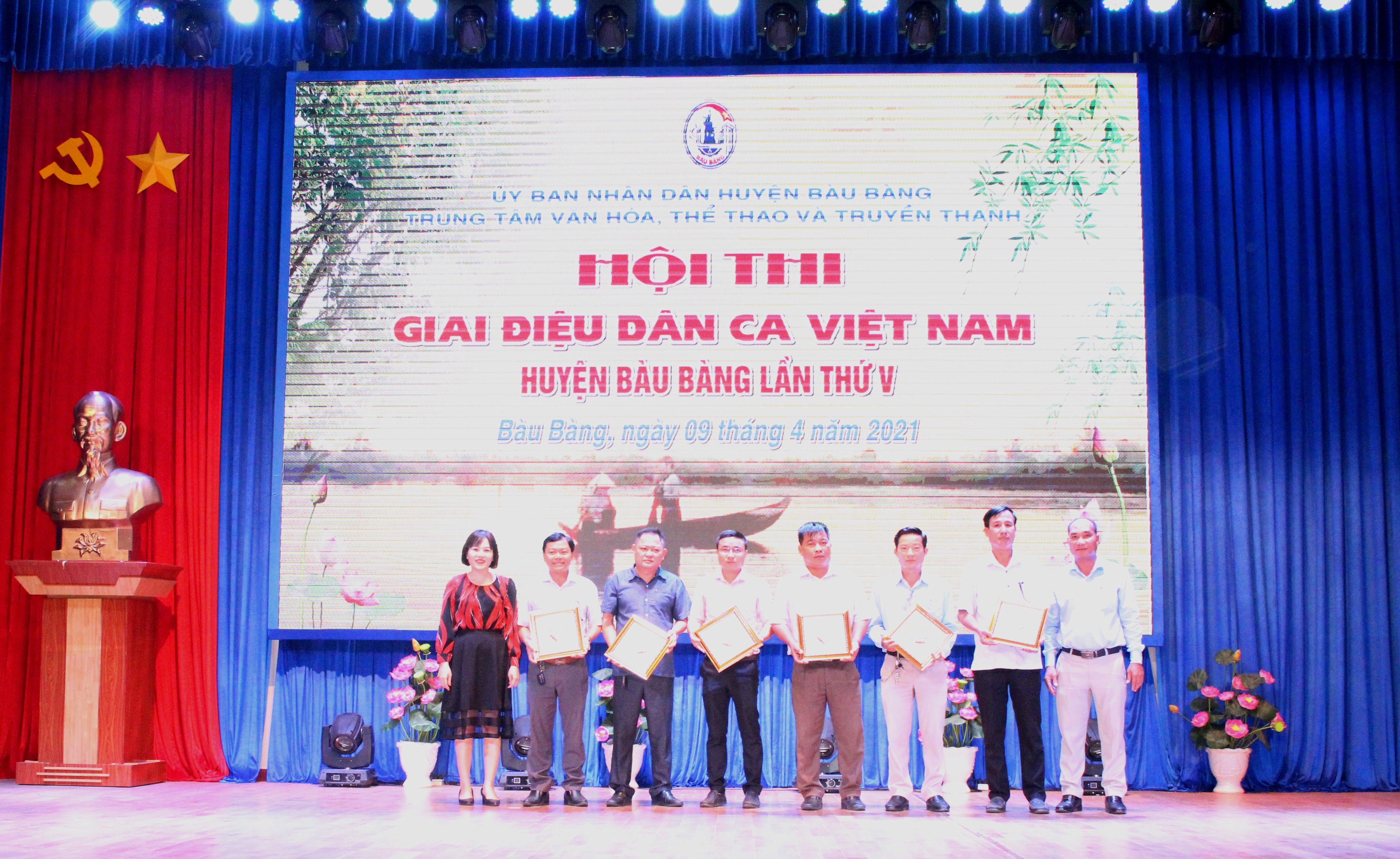 lãnh đạo Trung tâm Văn hóa, Thể thao và Truyền thanh huyện Bàu Bàng trao quà lưu niệm cho các đơn vị tham gia hội thi