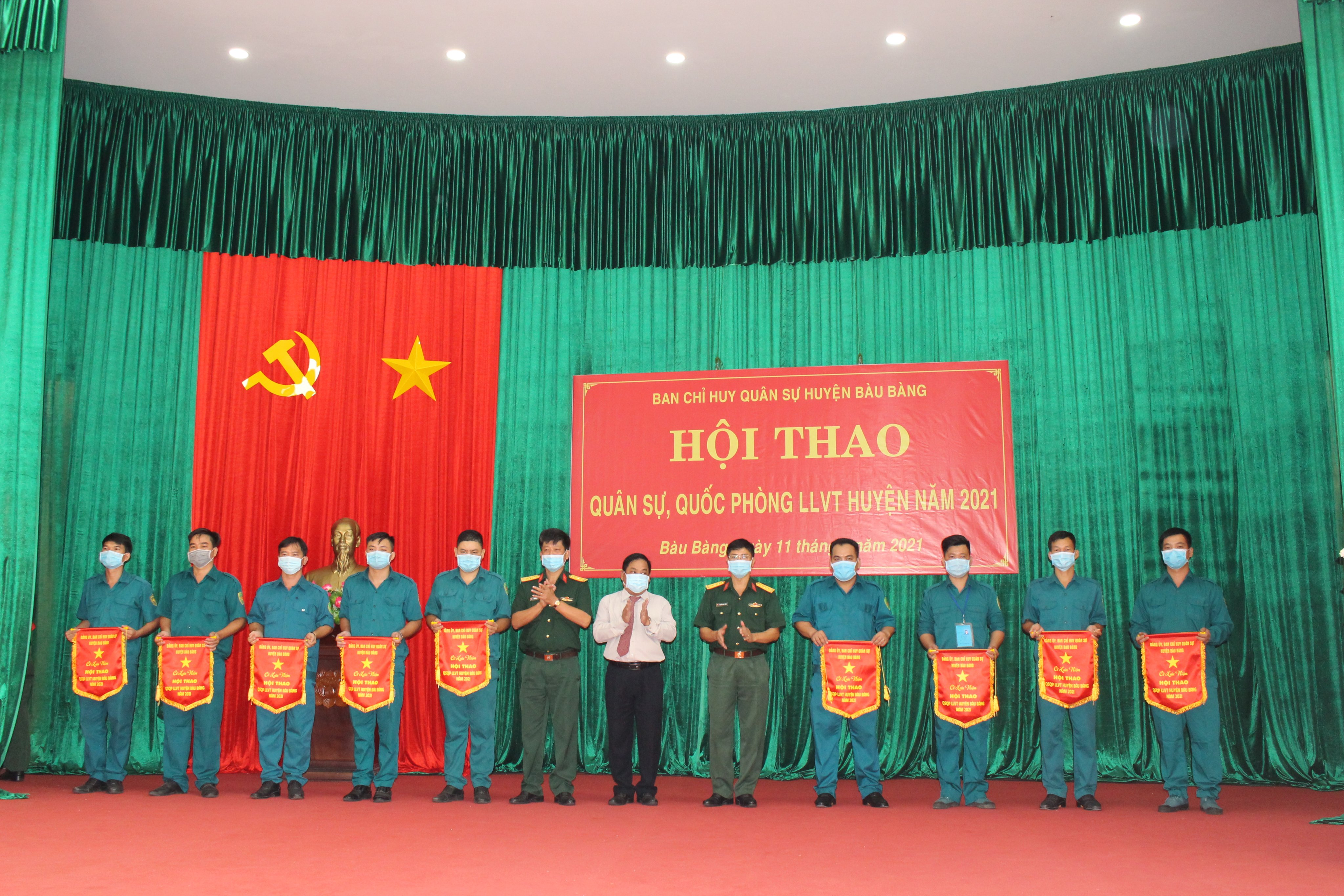 Lãnh đạo Bộ CHQS tỉnh, huyện Bàu Bàng trao cờ lưu niệm cho các đội dự thi hội thao
