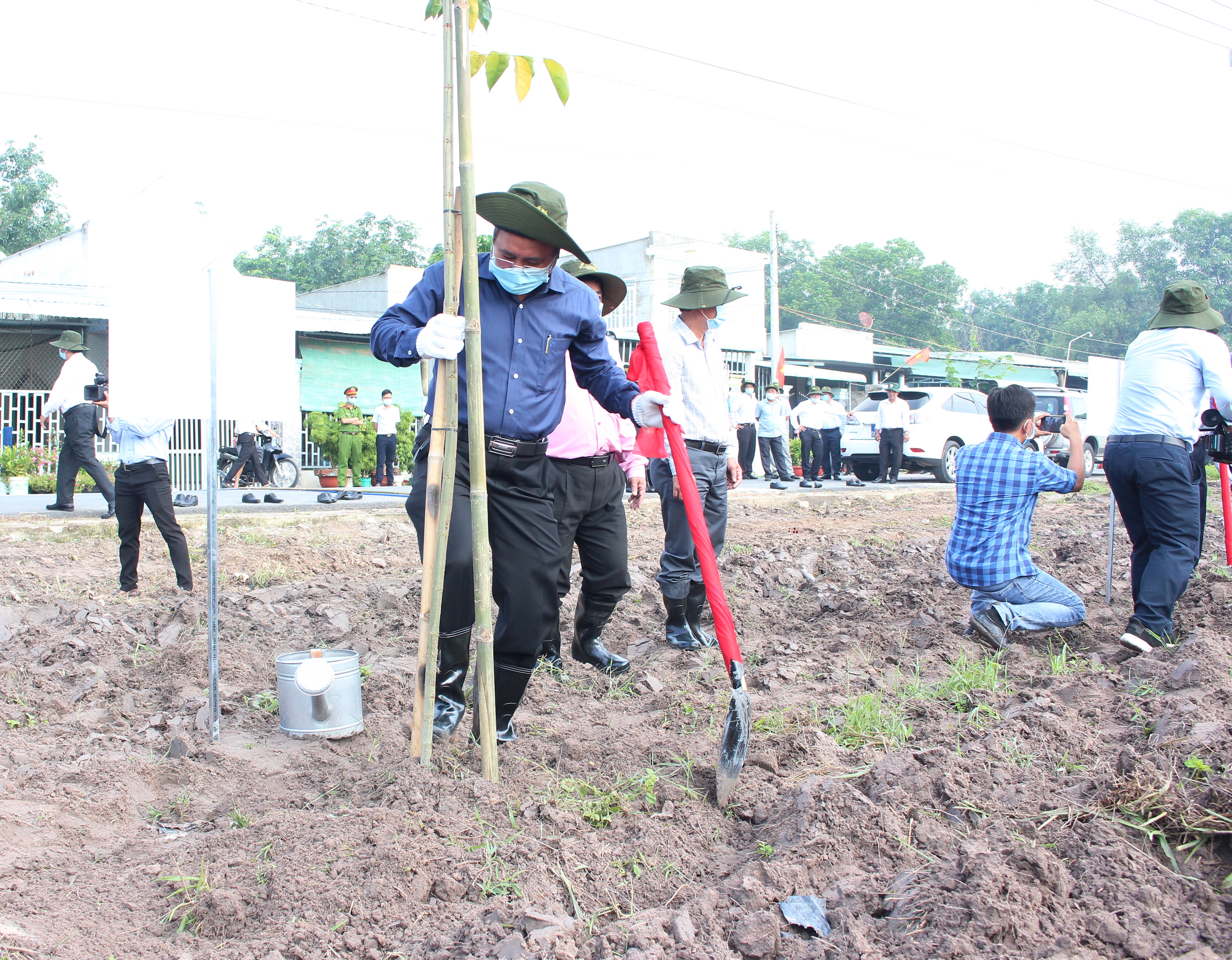 Ông Trần Văn Nam - Bí Thư Tỉnh ủy Bình Dương tham gia trồng cây tại lễ phát động tết trồng cây đời đời nhớ ơn Bác Hồ.