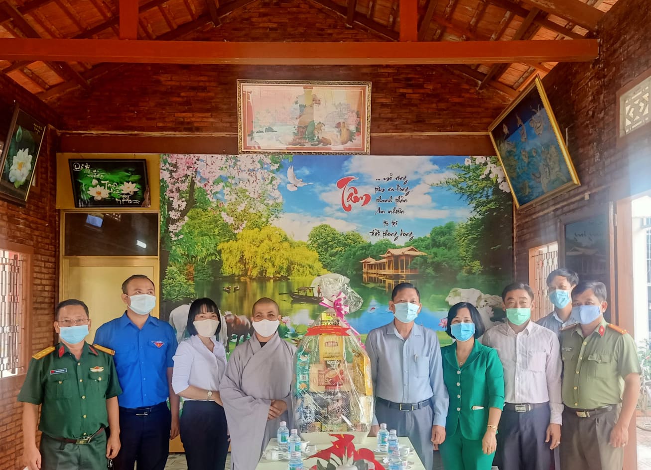 Lãnh đạo huyện thăm tặng quà chùa Phổ Hiền, xã Trừ Văn Thố.
