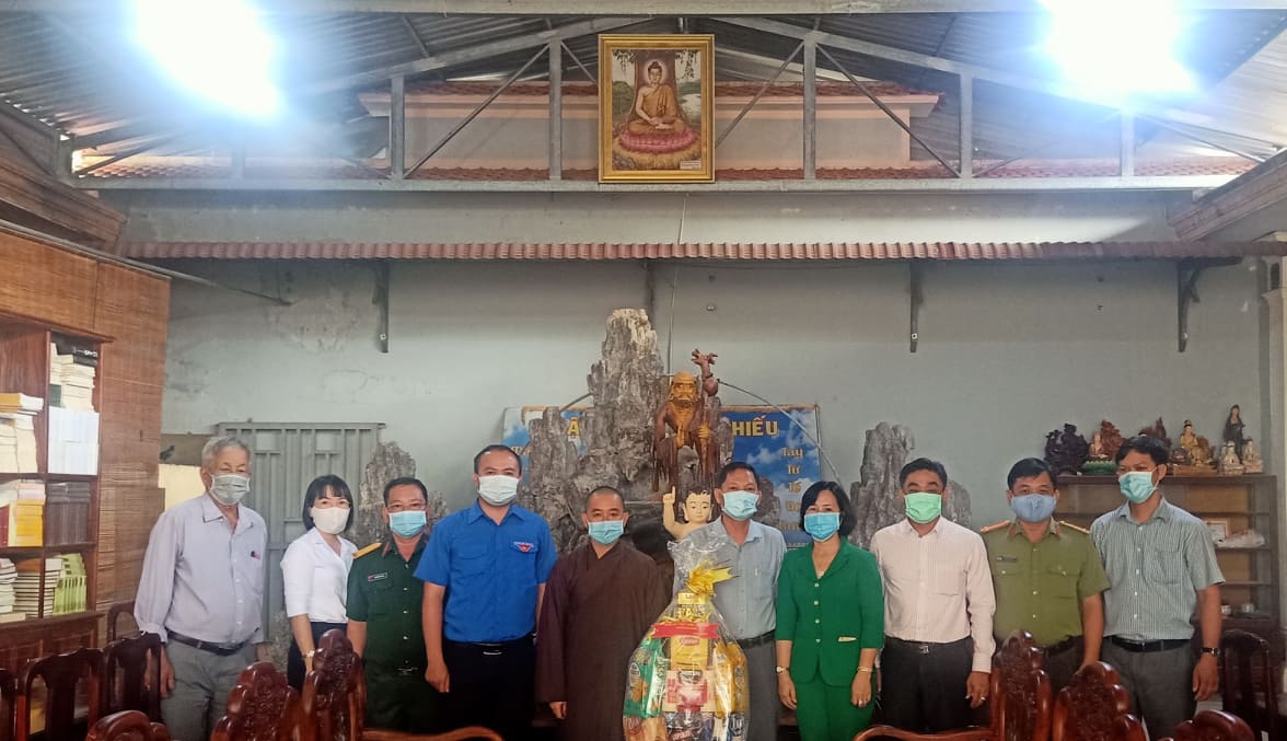 Lãnh đạo huyện thăm tặng quà chùa Phước Hội, thị trấn Lai Uyên.