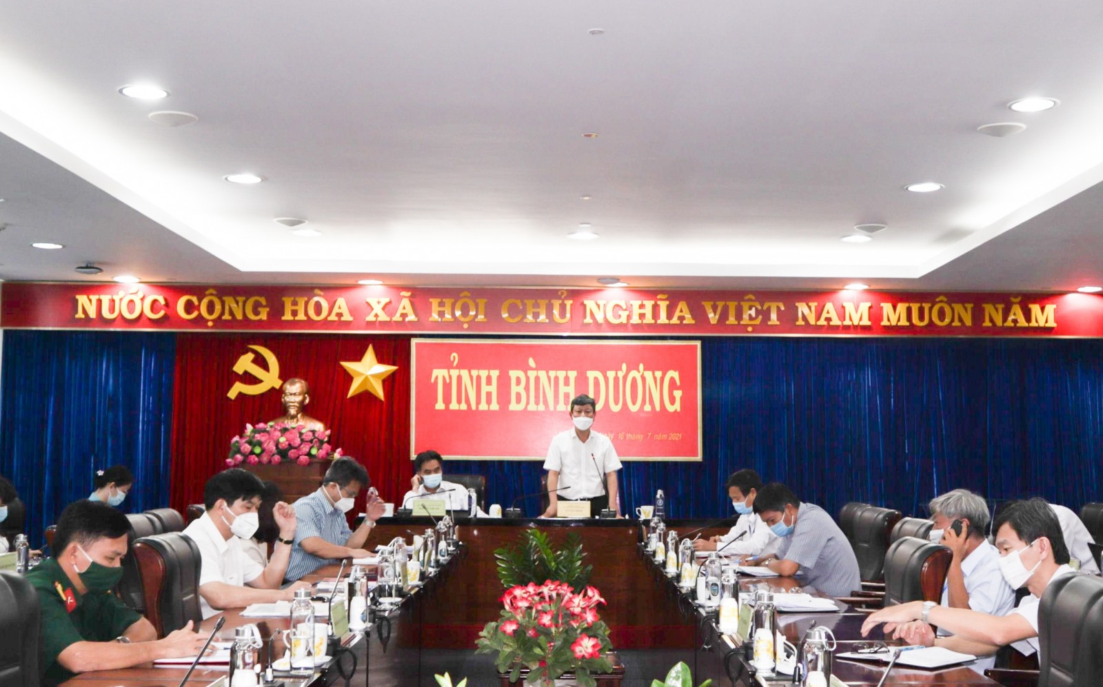 ông Võ Văn Minh - Chủ tịch UBND tỉnh phát biểu kết luận hội nghị. 