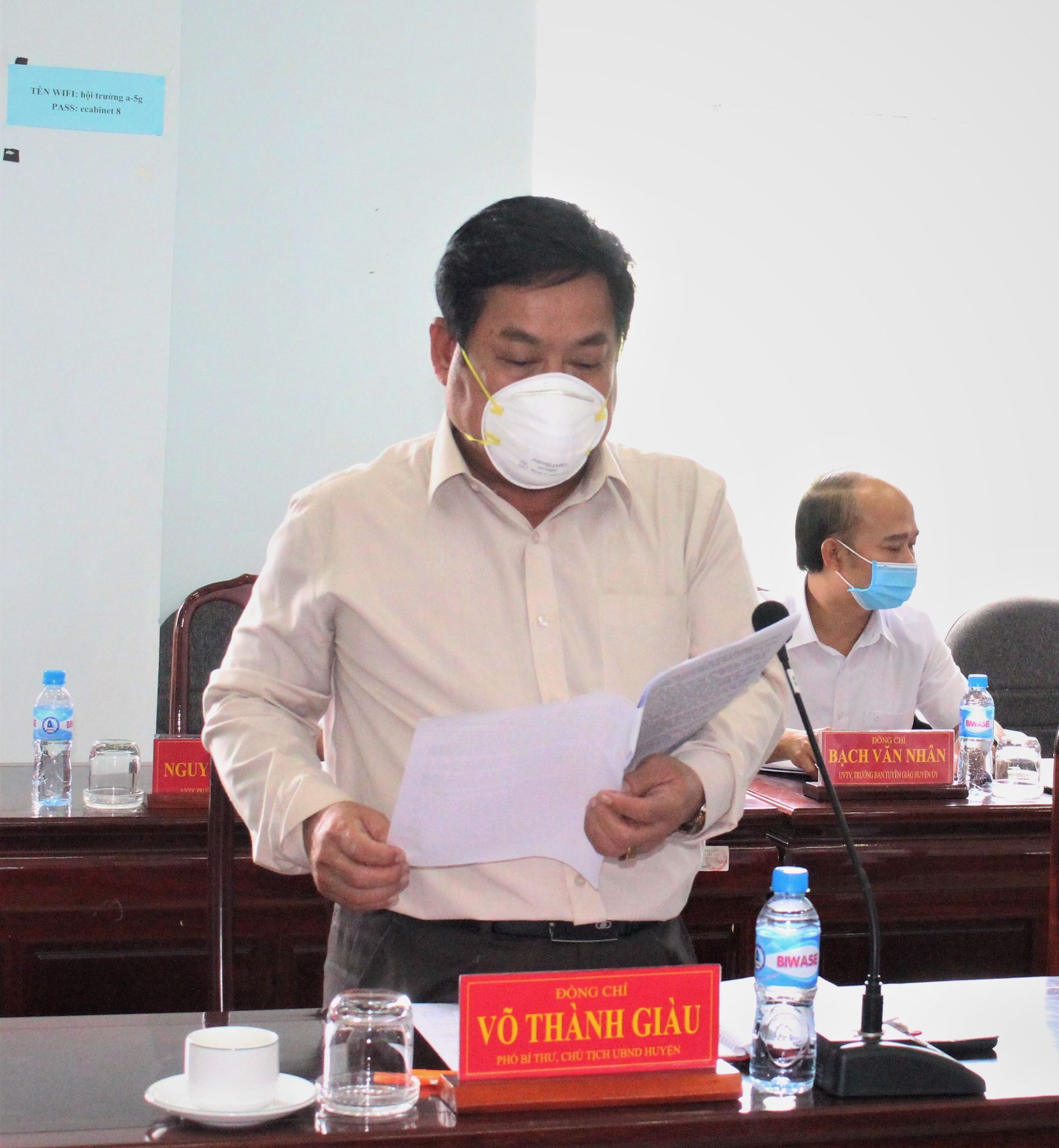Ông Võ Thành Giàu - Chủ tịch UBND huyện báo cáo tóm tắt công tác phòng chống dịch trên địa bàn huyện. Ảnh Hoàng Tú