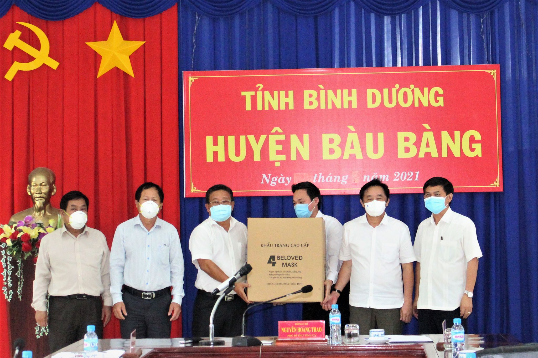 Ông Nguyễn Hoàng Thao cũng đã khẩu trao cho huyện trong công tác chống dịch covid 19. Ảnh Hoàng Tú