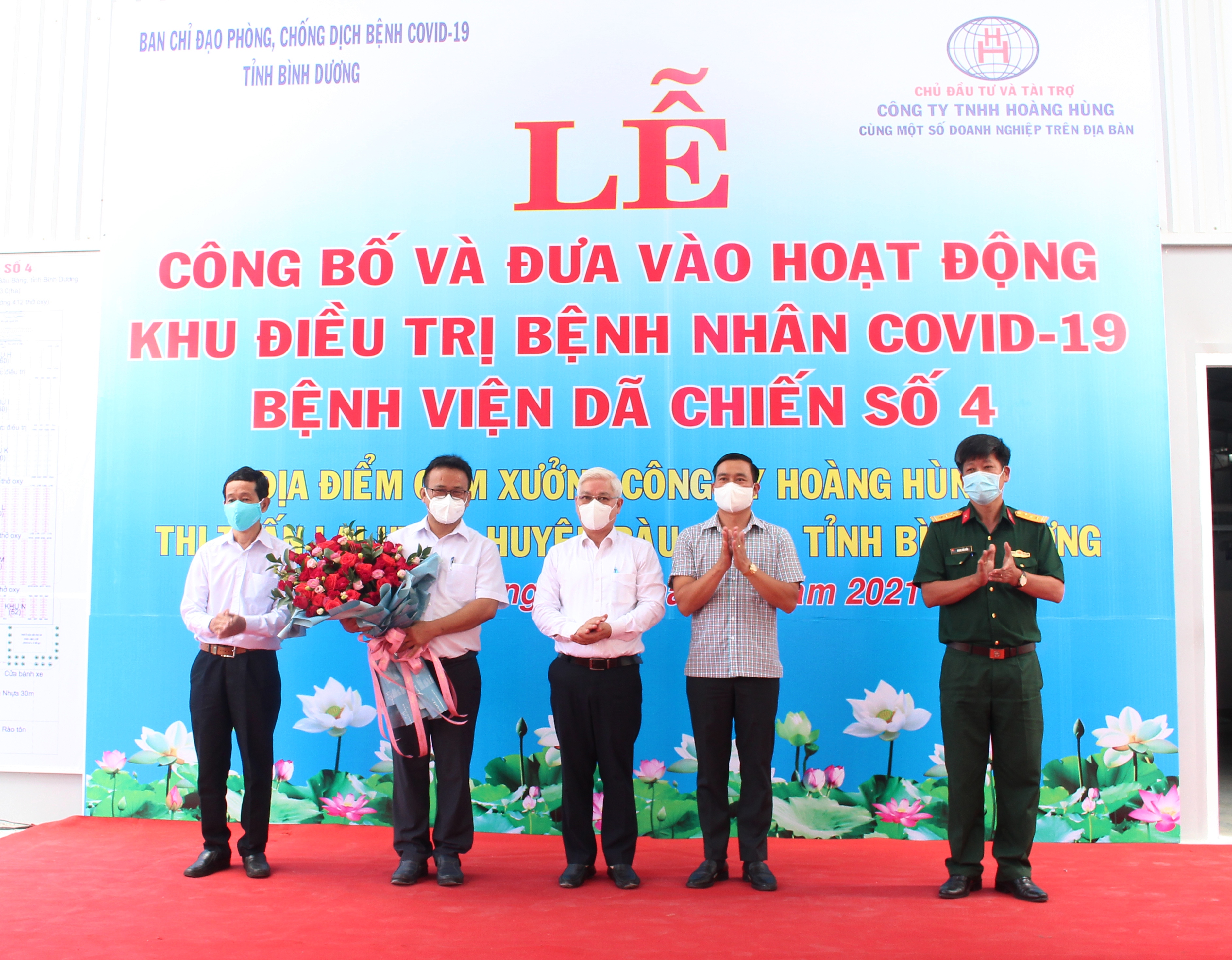 Lãnh đạo tỉnh tặng hoa Ban giám đốc Bệnh viện Dã chiến số 4 và Ban chỉ đạo phòng, chống dịch Covid-19 huyện Bàu Bàng.