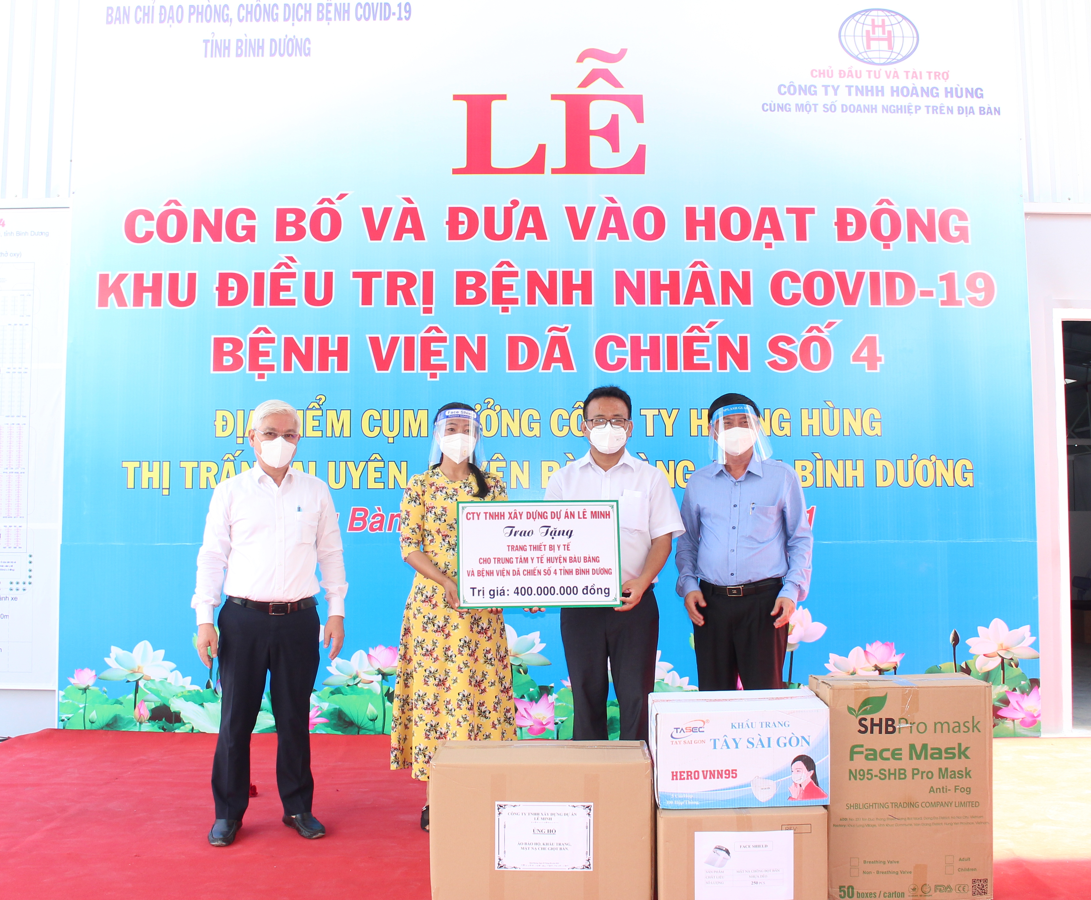 Công ty TNHH xây dựng dự án Lê Minh trao tặng cho Bệnh viện dã chiến số 4 trang thiết bị, vật tư trong công tác phòng, chống dịch với tổng số tiền 400.000.000 đồng