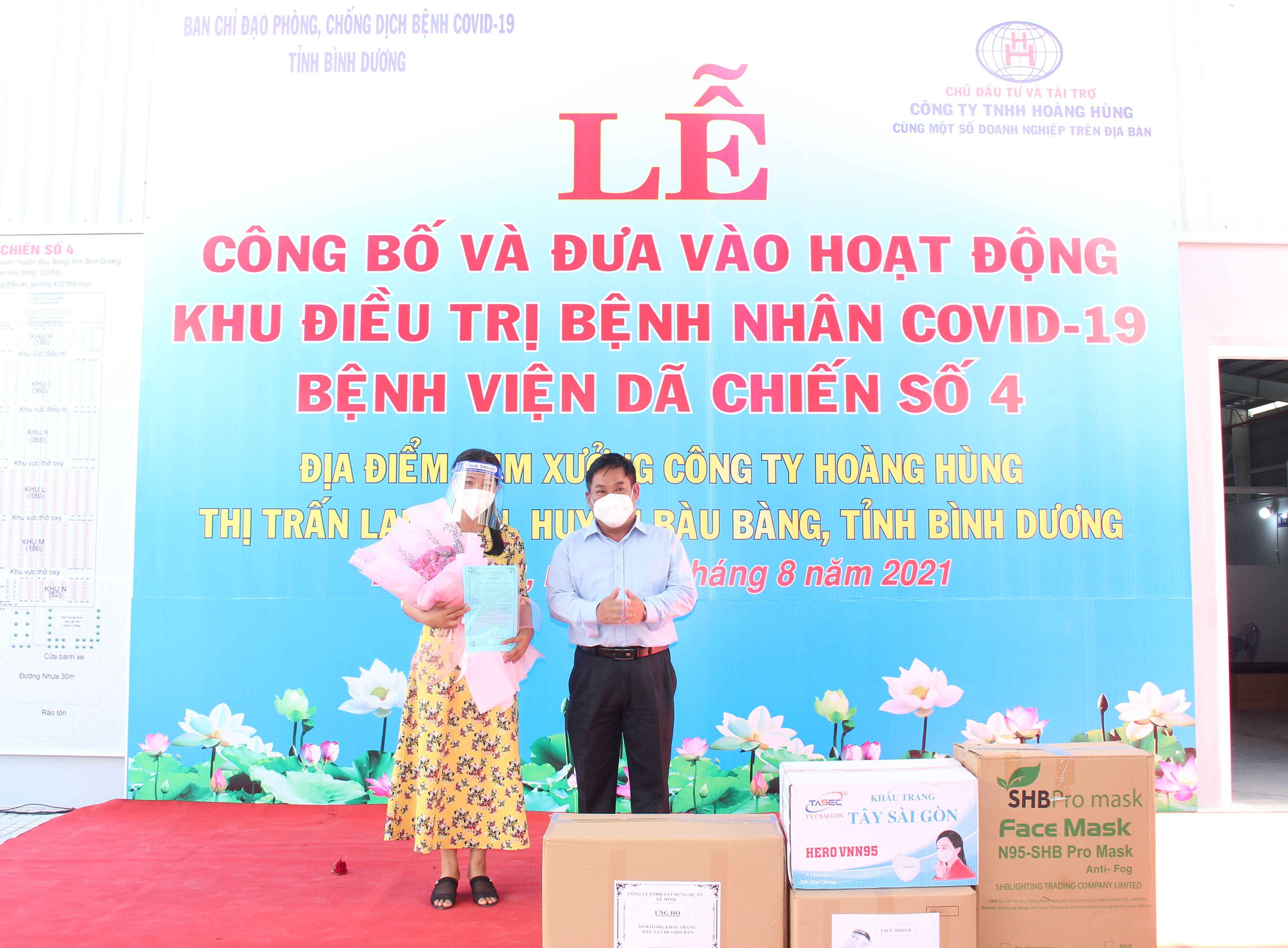 Ông Võ Thành - Công ty TNHH xây dựng dự án Lê Minh trao tặng cho Bệnh viện dã chiến số 4 trang thiết bị, vật tư trong công tác phòng, chống dịch với tổng số tiền 400.000.000 đồng