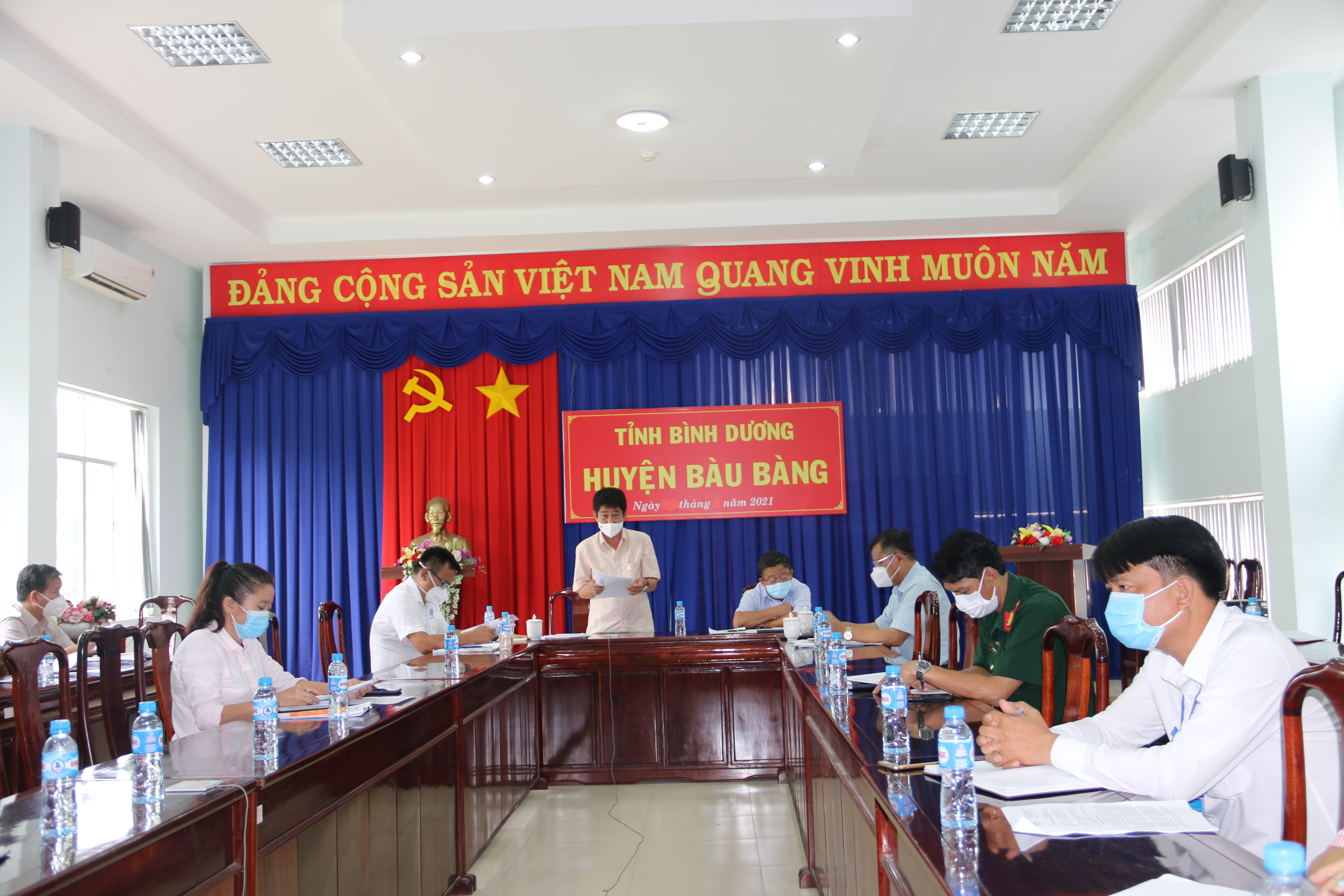 Ông Nguyễn Phú Cường-Phó chủ tịch UBND huyện báo cáo tóm tắt kết quả triển khai xây dựng vùng xanh trên địa bàn huyện. Ảnh Hoàng Tú