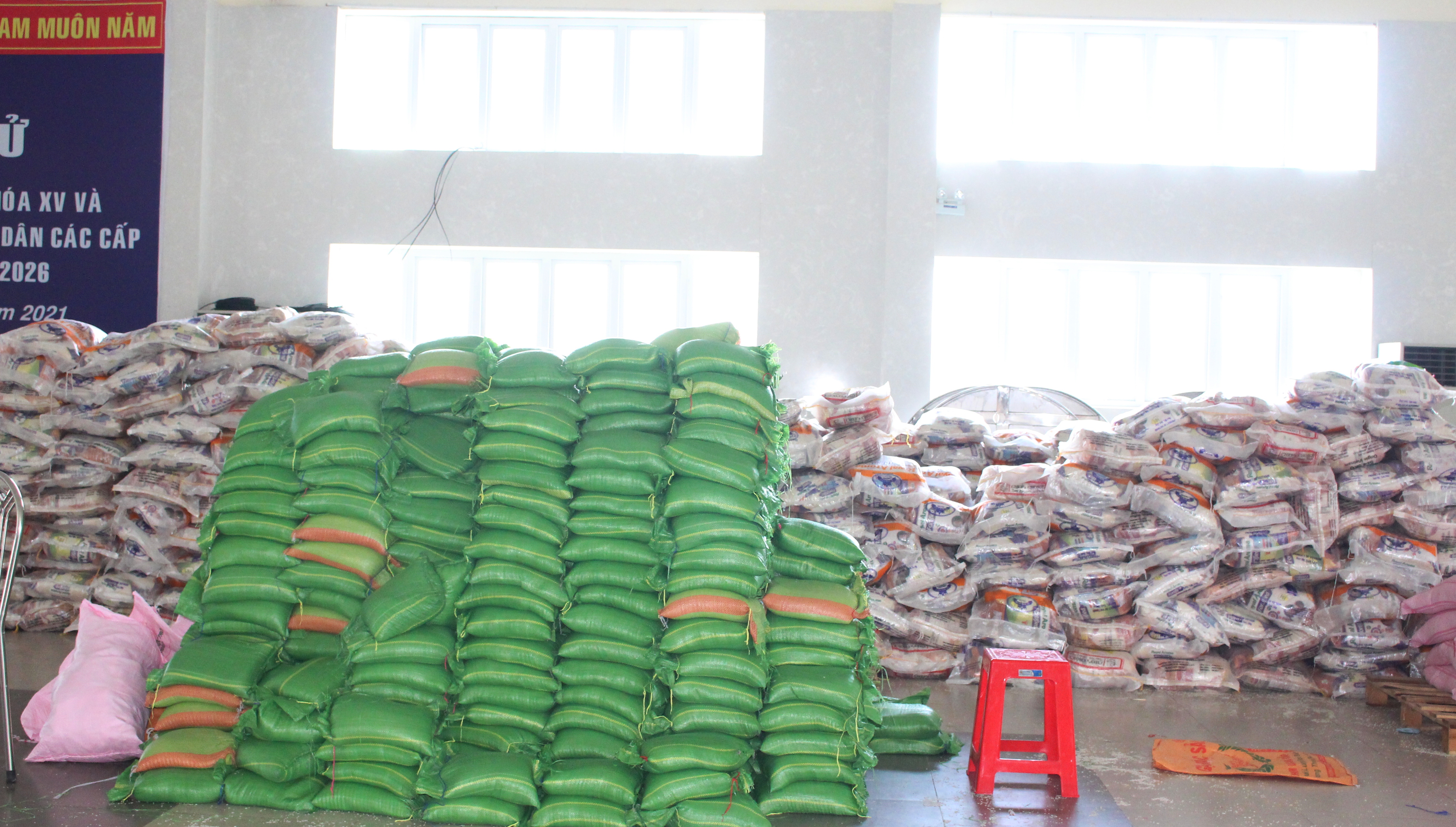 Hiện Ủy ban MTTQ  VN huyện đang phân bổ gạo và mì cho các địa phương.