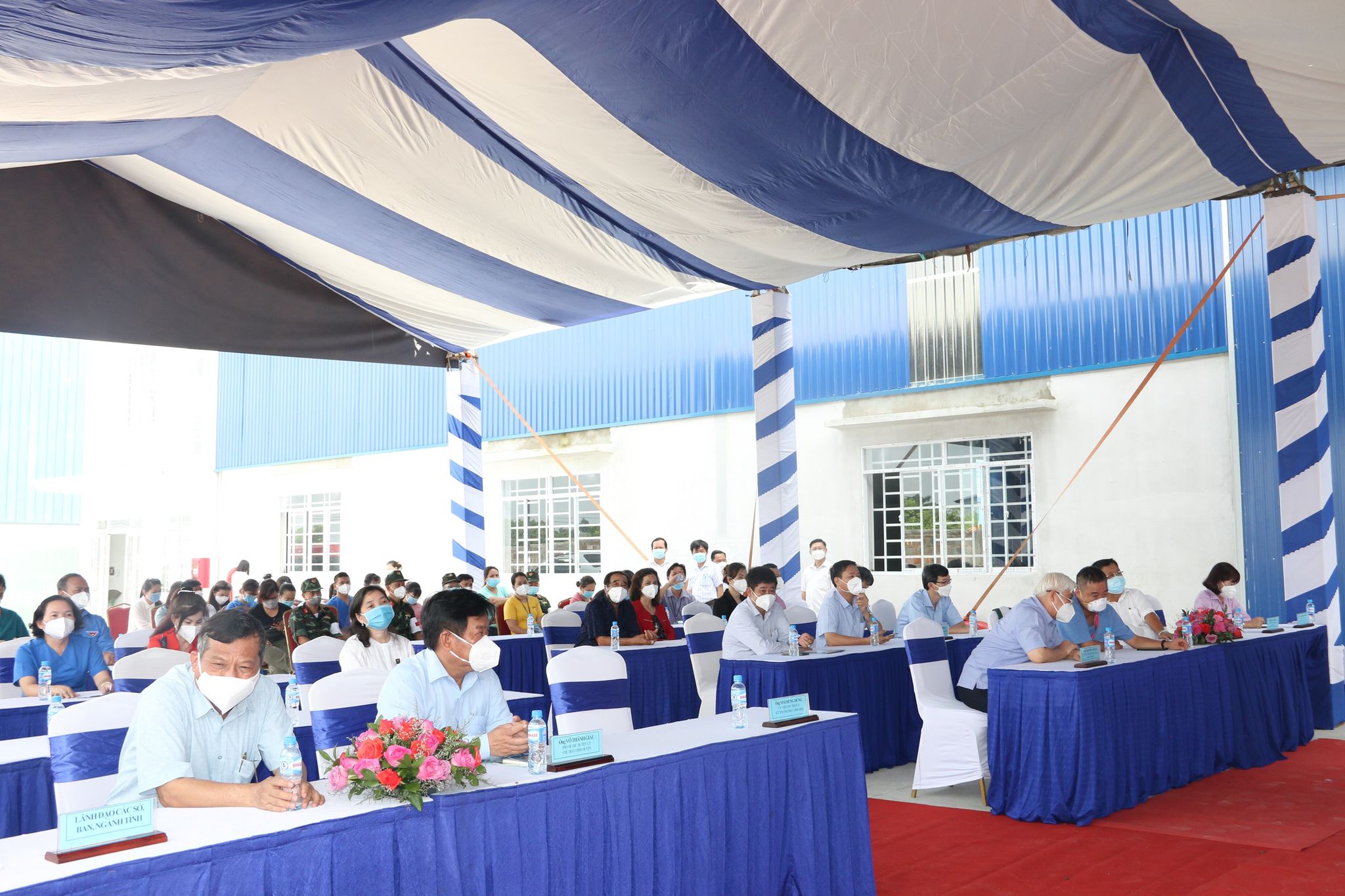 Các đại biểu tham gia lễ công bố và đưa vào hoạt động khu điều trị bệnh nhân COVID-19 Phong Thạnh – Bàu Bàng tại ấp Lai Khê, xã Lai Hưng huyện Bàu Bàng. Ảnh Hoàng Tú