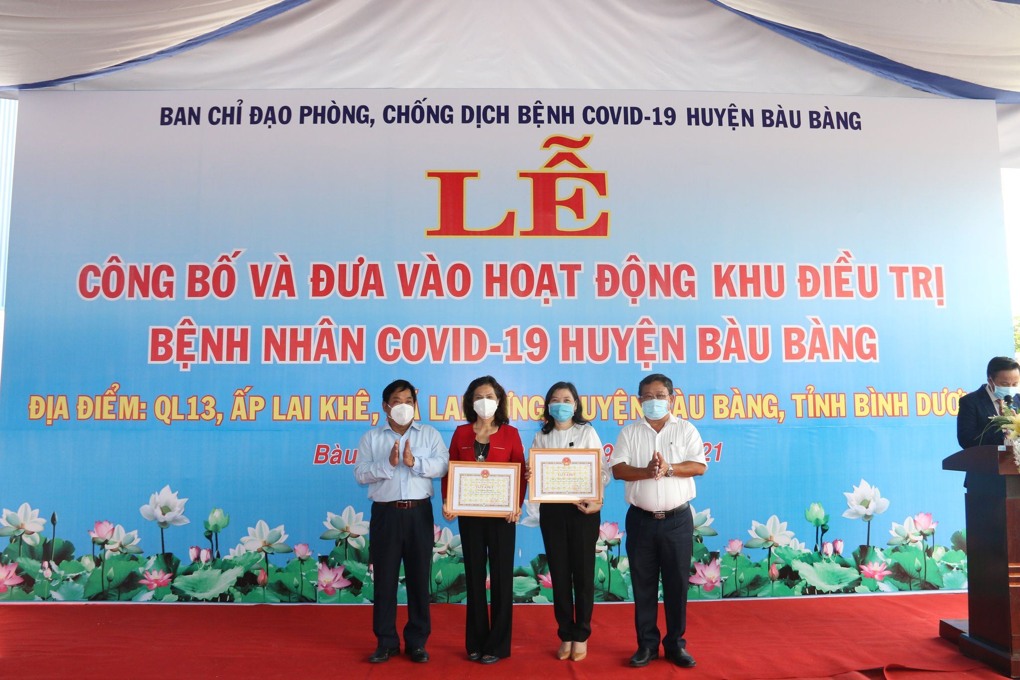 Ban Chỉ đạo phòng, chống dịch bệnh Covid-19 huyện trao tặng giấy khen cho công ty TNHH Phong Thạnh đã có đóng góp vào công tác phòng chống Covid-19 của huyện. Ảnh Hoàng Tú
