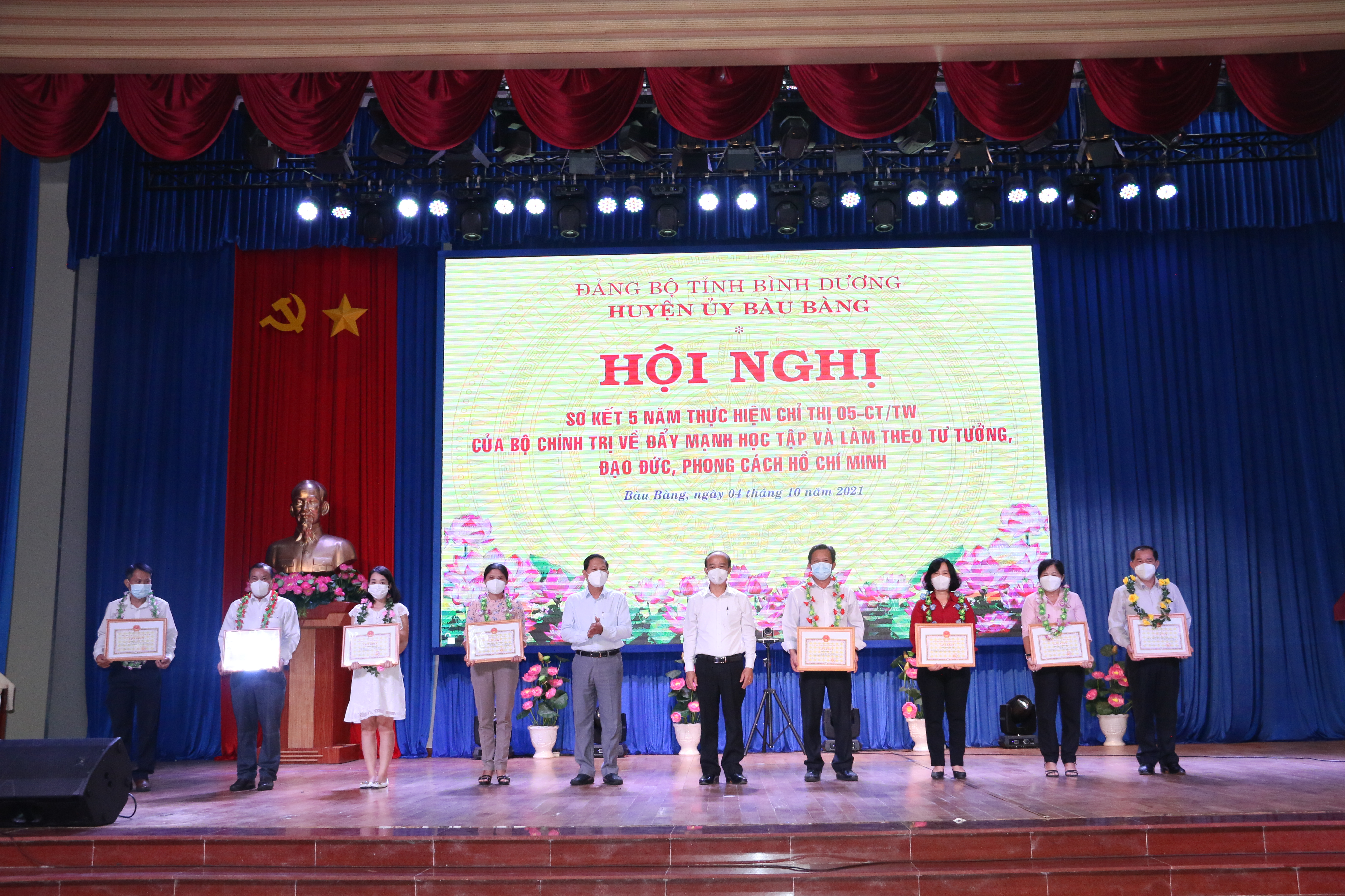 Lãnh đạo Huyện ủy trao giấy khen thưởng cho 31 tập thể và 81 cá nhân đã có thành tích qua 5 năm thực Chỉ thị số 05-CTTW của Bộ Chính trị (khóa XII) về “Đẩy mạnh học tập và làm theo tư tưởng, đạo đức, phong cách Hồ Chi Minh”.