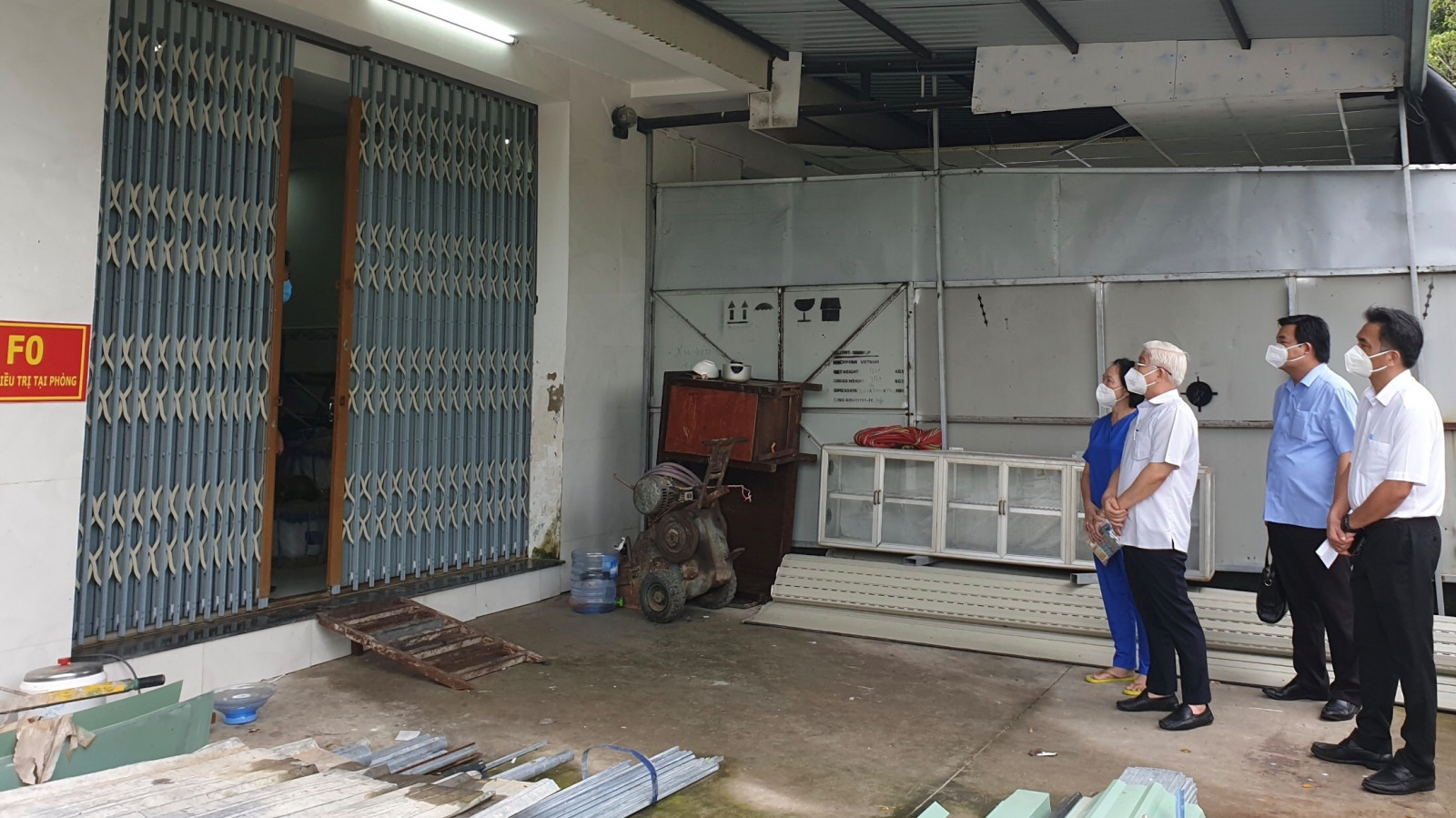 Đoàn công tác Tỉnh ủy thăm bệnh nhân F0 đang điều trị tại nhà (khu phố Bàu Bàng, thị trấn Lai Uyên).