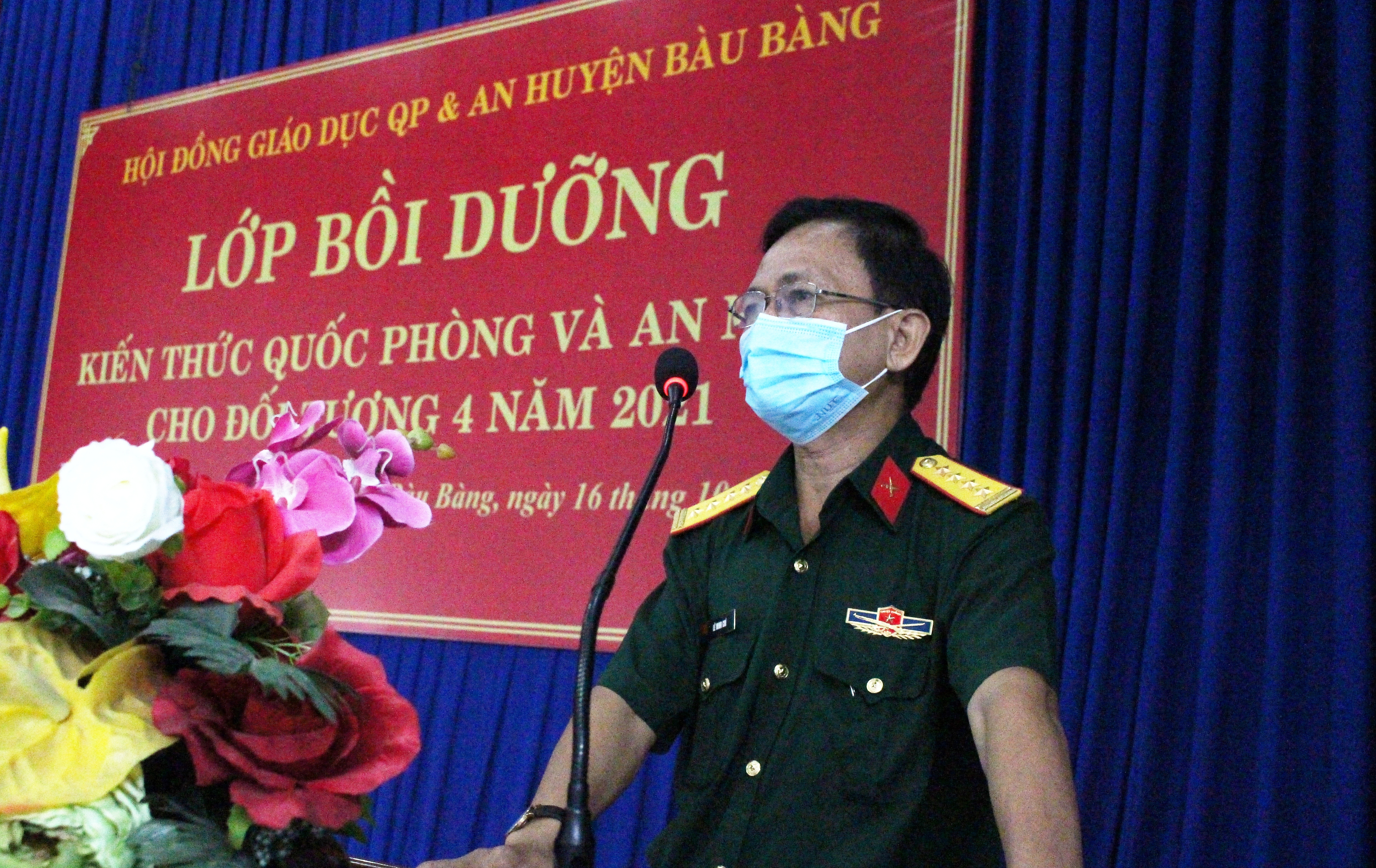 Đại tá Lê Minh Chí – Phó Chính ủy Bộ CHQS tỉnh phát biểu tại lớp bồi dưỡng kiến thức QP và AN
