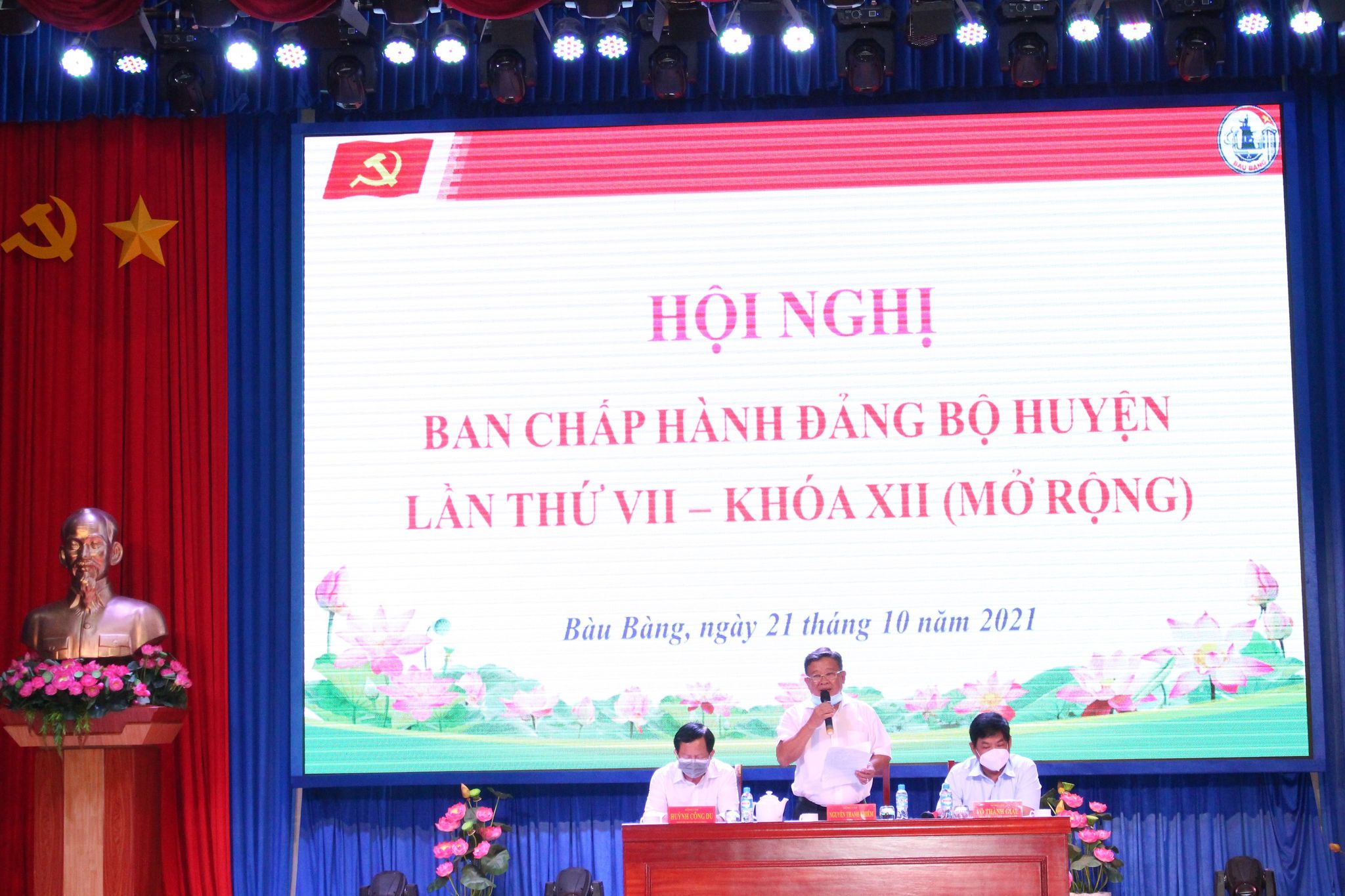Ông Nguyễn Thanh Khiêm  - Bí thư Huyện ủy điều hành Hội nghị.