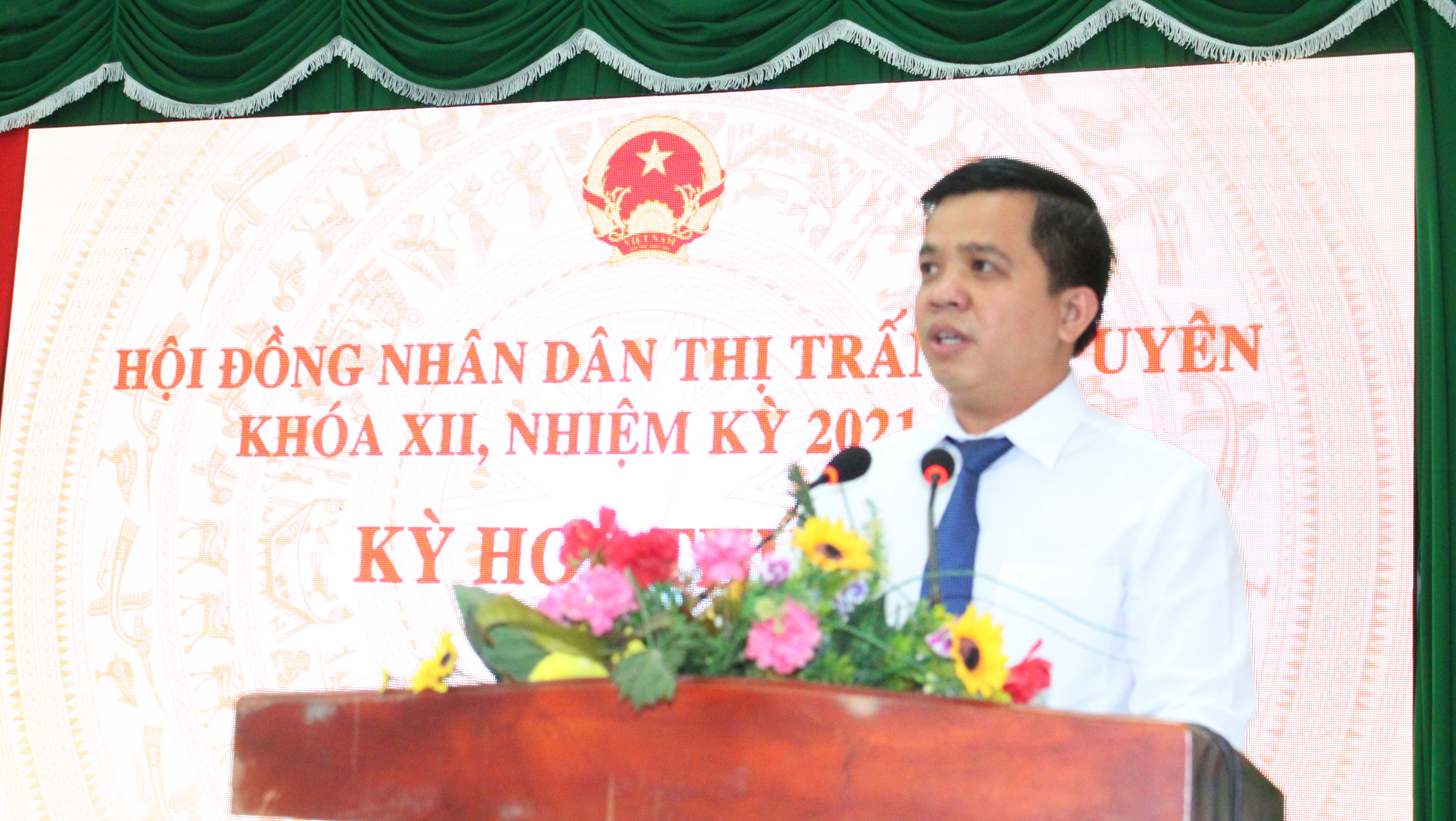 Ông Nguyễn Hữu Luận - Bí thư Đảng ủy thị trấn phát biểu đánh giá và chỉ đạo tại kỳ họp HĐND thị trấn thường lệ cuối năm 2021.