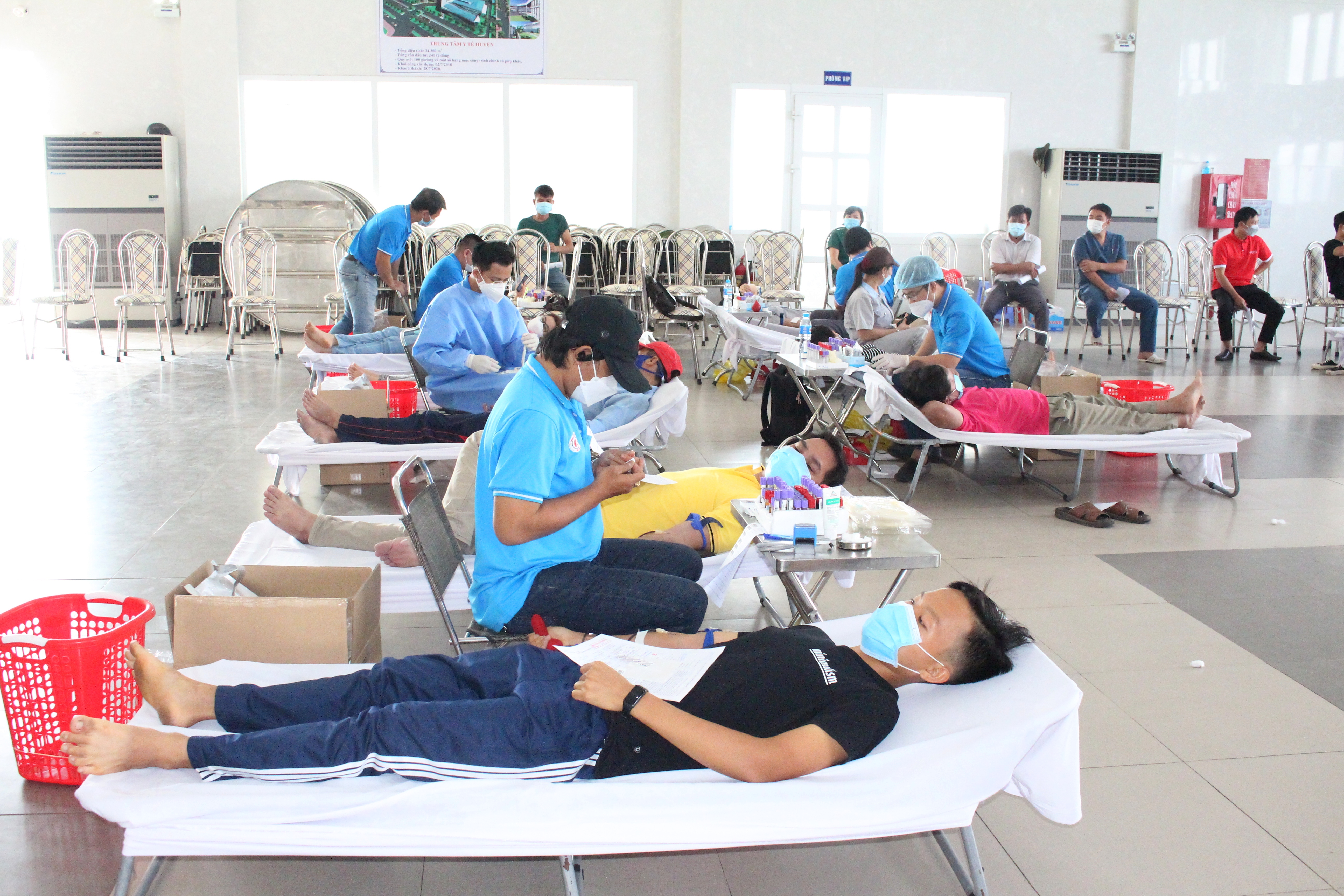 Đông đảo các tình nguyện viên, cán bộ, công chức, viên chức, lực lượng vũ trang huyện, đoàn viên, hội viên, người lao động và nhân dân tham gia hiến máu