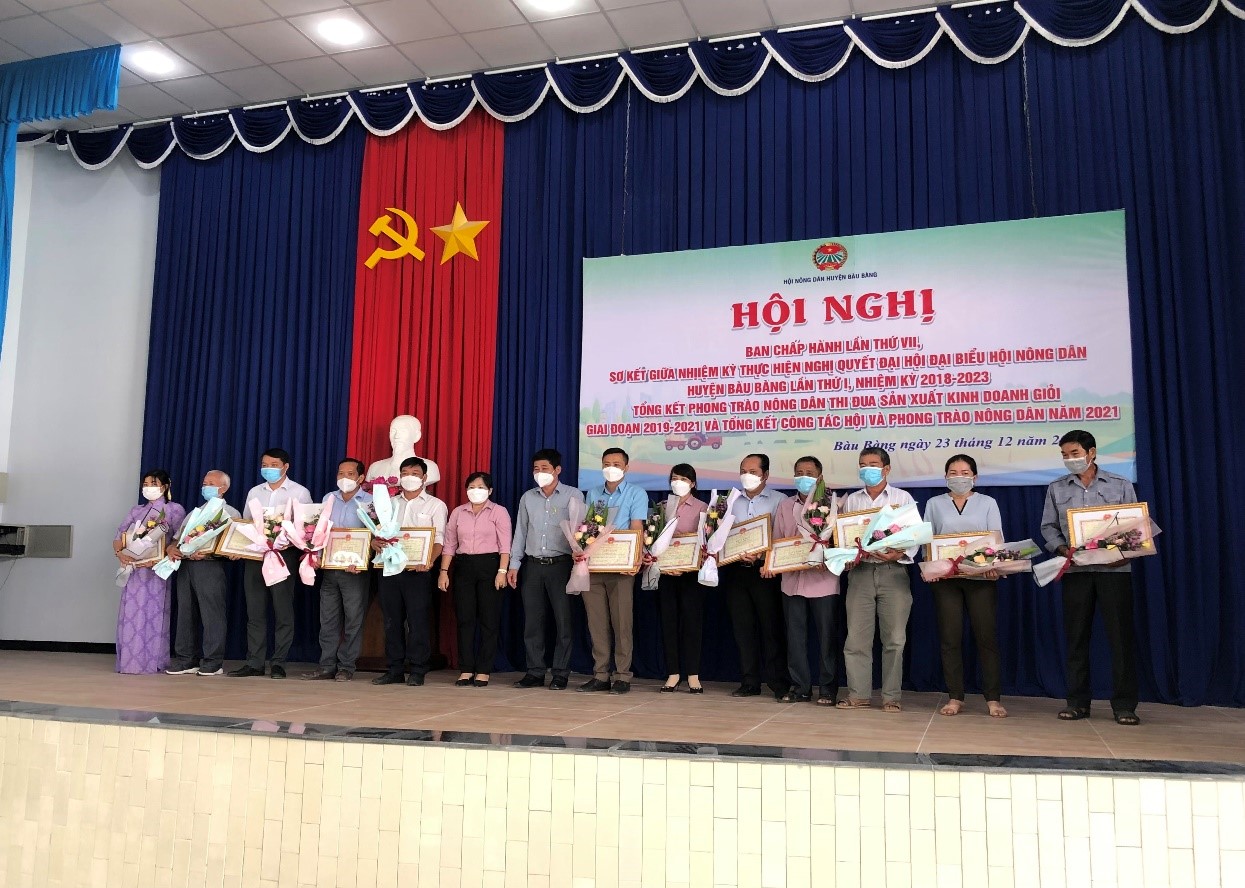 Ông Nguyễn Phú Cường - Phó chủ tịch UBND Huyện (đứng giữa) trao khen thưởng cho tập thể và cá nhân có thành tích xuất sắc năm 2021.