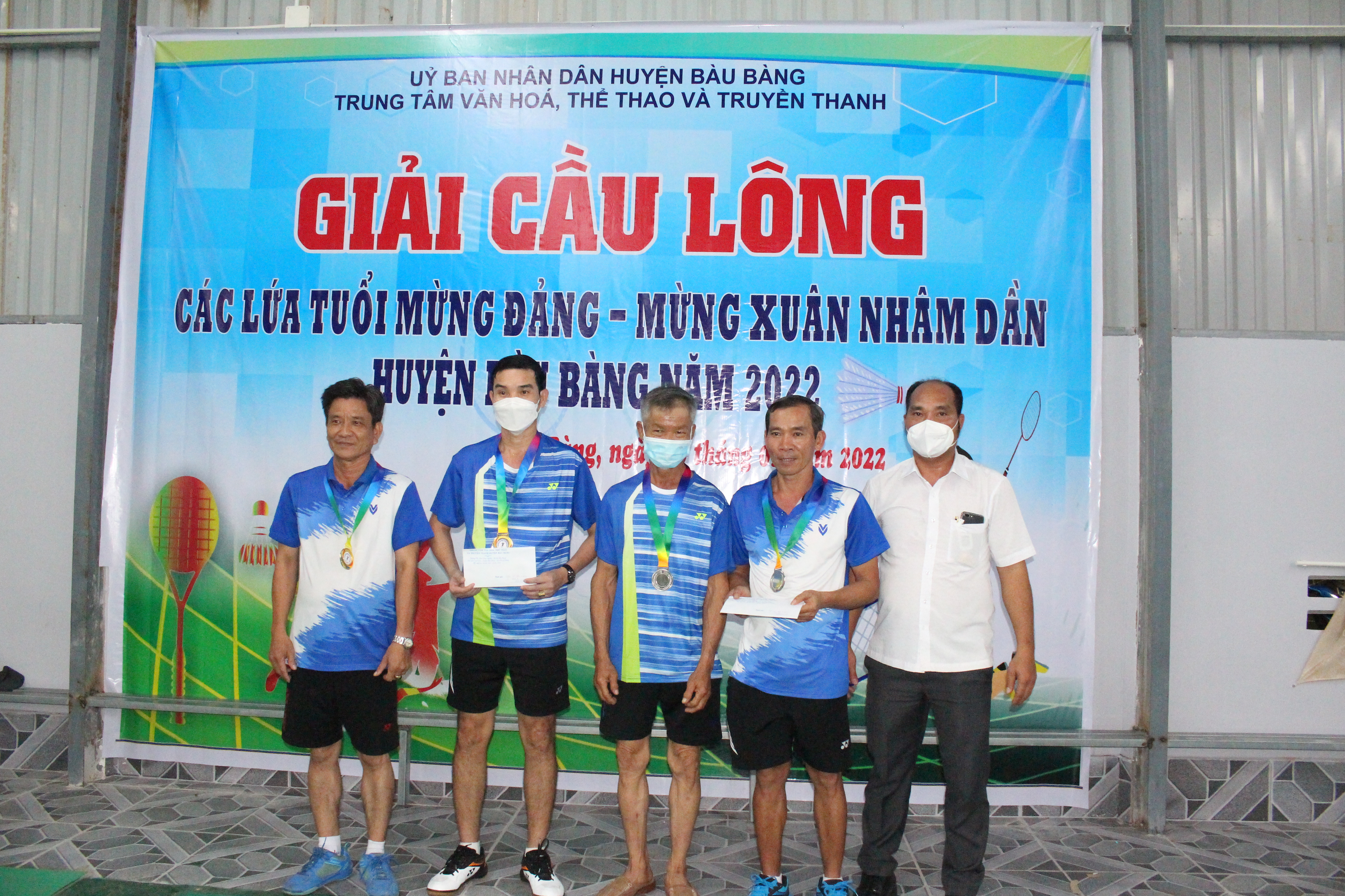 Ông Nguyễn Đình Quân - Phó Giám đốc phụ trách Trung tâm VHTT và TT huyện trao giải cho các vận động viên đạt giải.