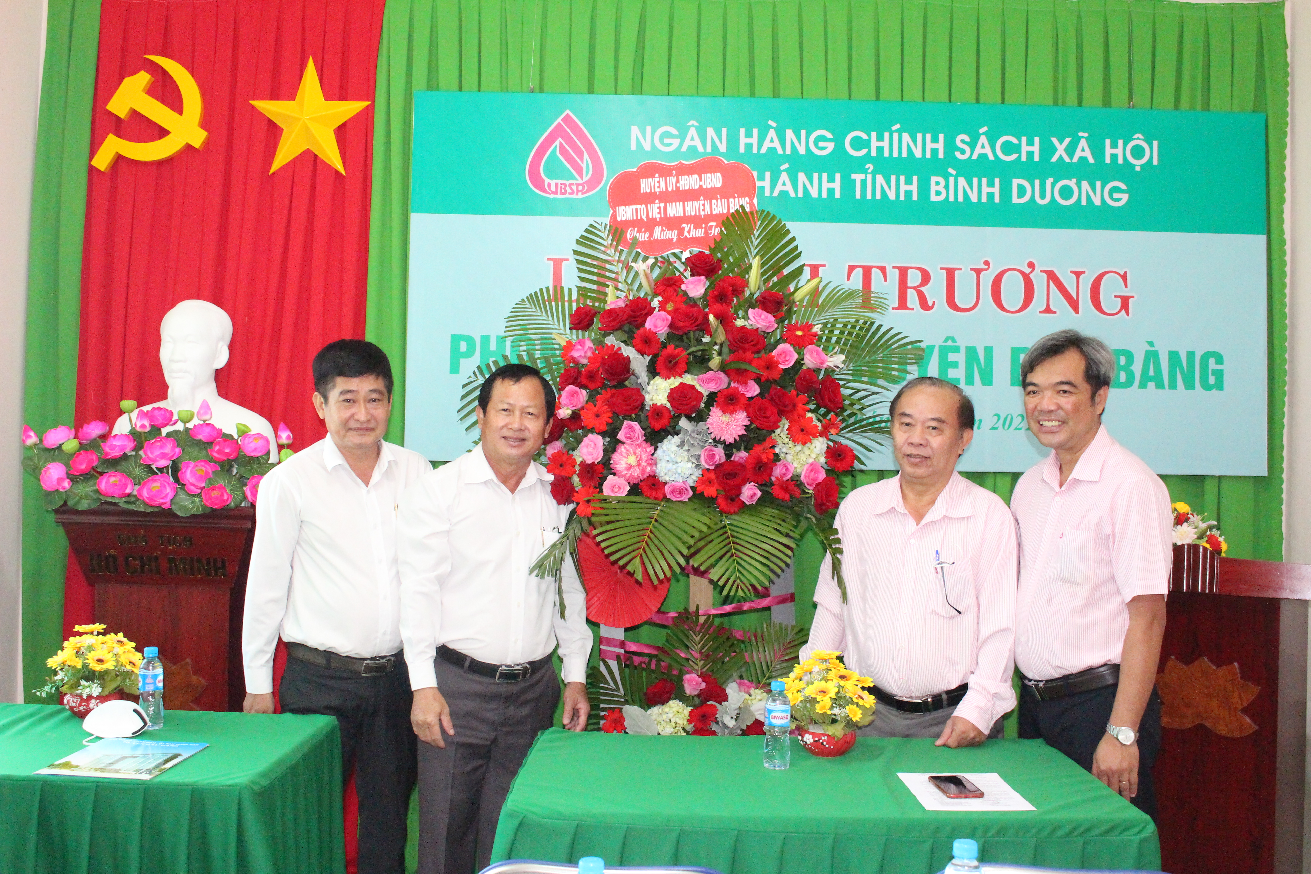 lãnh đạo huyện tặng hoa chúc mừng Chi nhành Ngân hàng CSXH tỉnh mở Phòng giao dịch tại huyện Bàu bàng.